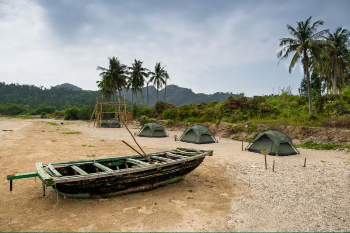 Camping on the beach of Cat Ba island